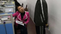 女老师和学生在办公室谈话,女老师与学生间的真挚交流”