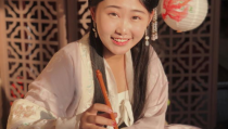 女生穿汉服玩自己,女生演绎传统服饰的时尚魅力